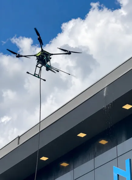 Drone em operação de limpeza e manutenção em altura