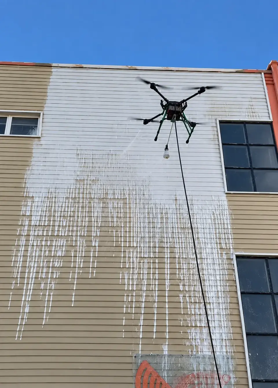 Painel de PU coberto por espuma de limpeza aplicada por drone