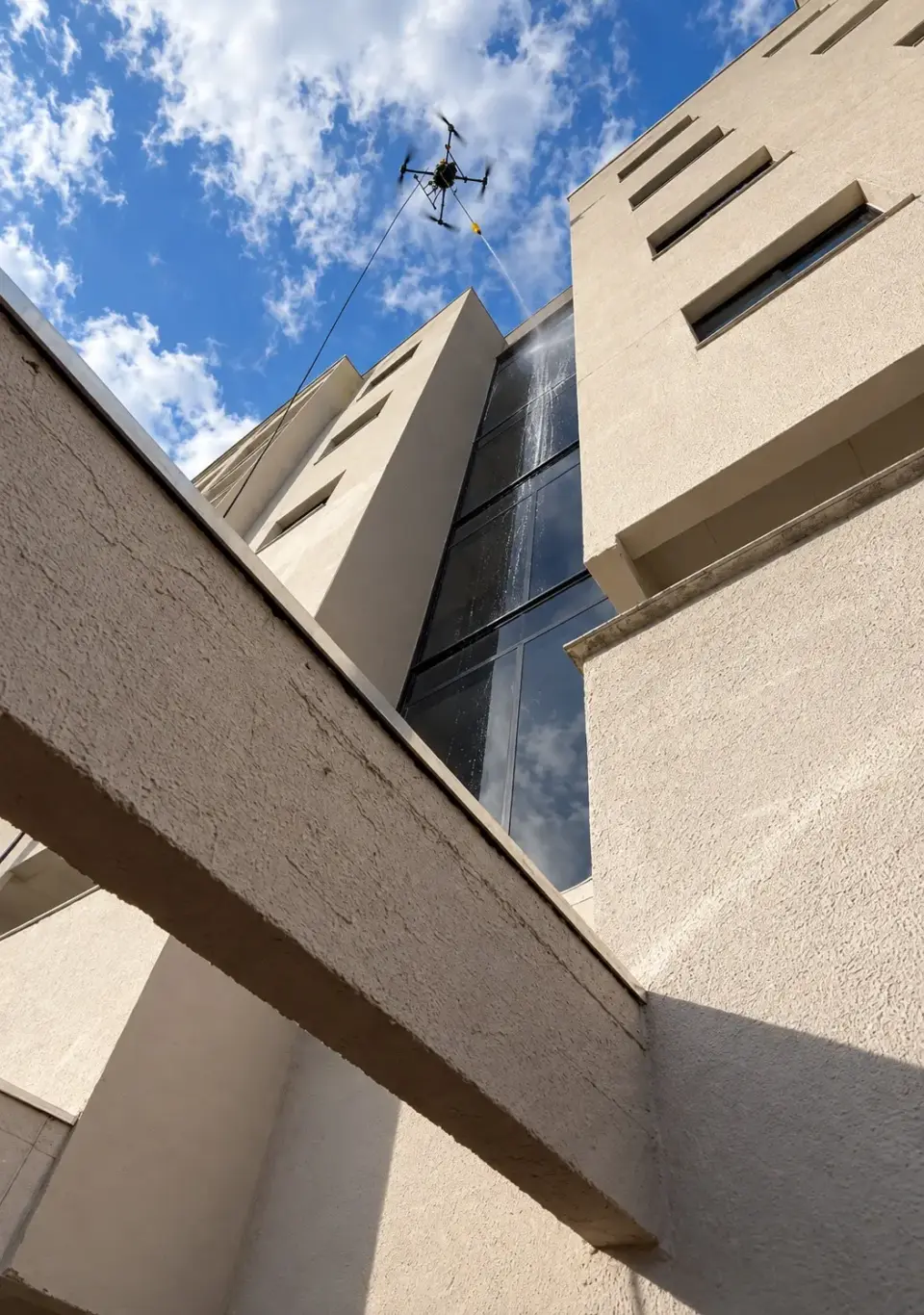 Drone sobrevoando o topo do edifício residencial durante a limpeza