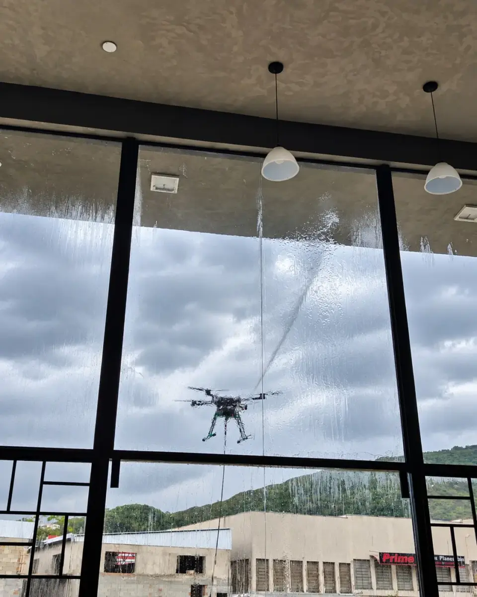 Drone visto de dentro da academia através do vidro durante a limpeza
